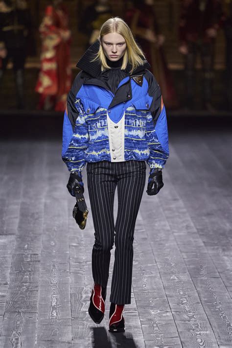 sfilata louis vuitton autunno inverno 2021|La sfilata di Louis Vuitton FW21: la scenografia e gli abiti .